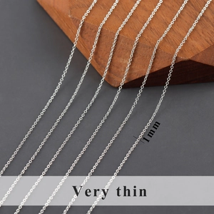 Détail d'une fine chaîne croisée de 1 mm plaquée rhodium pour la création de bijoux