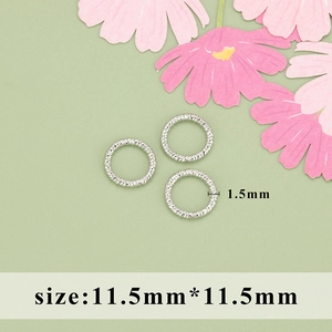 Detailed view of silver twisted rings with 1.5mm thickness and 11.5mm size dimensions