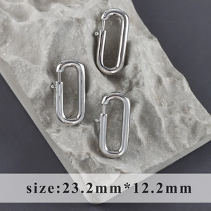 Vista macro di moschettoni a D ovali in argento con misura indicata 23,2mm x 12,2mm