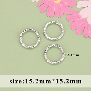 Close-up of three rhodium-plated rings with textured diamond pattern, size 15.2mm