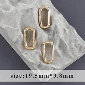 Dettaglio dei moschettoni ovali placcati in oro 18 carati con misure di 19,5 mm per 9,8 mm