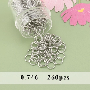 Makroaufnahme von 0,7x6mm silbernen Biegeringen für DIY-Schmuck mit floraler Dekoration