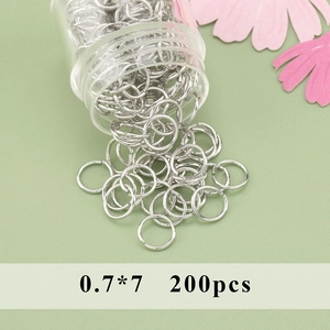 Detaillierte Makroansicht von 0.7x7mm rhodinierten silbernen Spaltringen für DIY-Schmuck