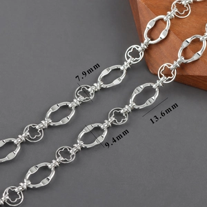 Vue macro de la chaîne plaquée rhodium 18k avec maillons en 8 et détails 13,6mm