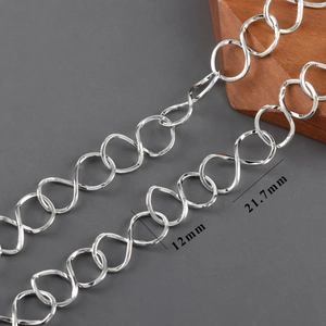 Détails macro de la chaîne argentée en forme de 8 avec mesures de 12mm x 21,7mm