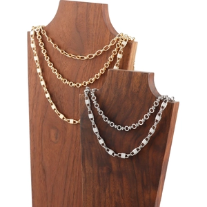 Chaînes à maillons plaquées or 18 carats et rhodium sur supports en bois