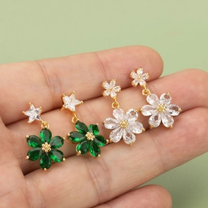 18k vergoldete Blütenohrringe mit grünen und klaren Zirkonsteinen handgefertigter Schmuck