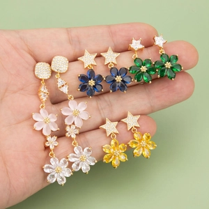 18k vergoldete Blumenohrringe Set mit bunten Zirkonblüten und hängenden Quasten