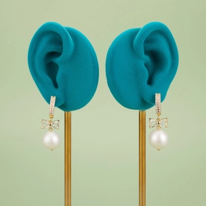 Orecchini a fiore placcati oro 18K con fiocco in zircone e perle bianche appese