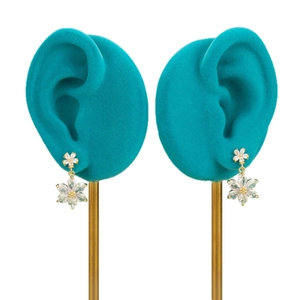 18k vergoldete Blumen-Ohrhänger mit weißen Zirkonia auf blauen Schmuckständern für Damen