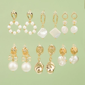 Minimalistisches 18k vergoldetes Ohrring-Set mit Perlen und unregelmäßigen Anhängern