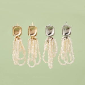 Minimalistische 18k Gold und Silber Ohrstecker mit weißen Perlen Quasten Anhänger