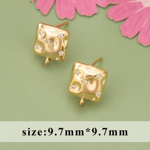 Clou d'oreille carré doré avec zircons et anneau pour la création de bijoux artisanaux