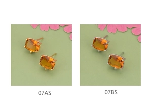 Detail van 18k vergulde geometrische amberkleurige glasbedels met ringverbinding en klauwzetting