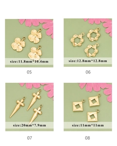 Macro de divers pendentifs en acier inoxydable doré aux motifs floraux et géométriques