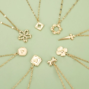 Collection de colliers en acier inoxydable 316L doré avec pendentifs cœurs et fleurs