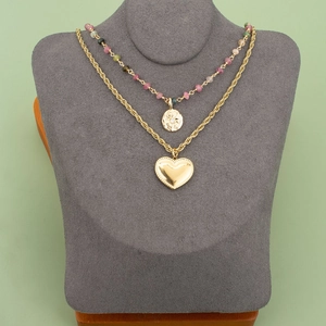 Dubbellaagse gouden getwiste ketting met hart hanger en veelkleurige edelsteen kralen