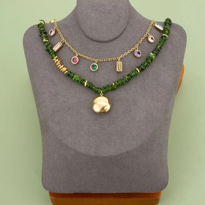 Dubbellaagse gouden ketting met kleurrijke edelsteen hangers en groene kralenketting