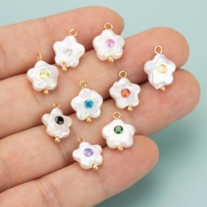 Pendentifs fleurs en nacre avec zircons colorés pour la création de bijoux DIY