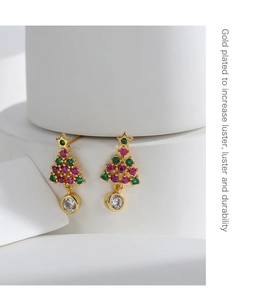 Détails des boucles d'oreilles sapin de Noël dorées avec zircons roses et verts