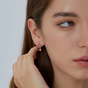 Boucles d'oreilles sapin de Noël avec zircons multicolores et détail étoile sur mannequin