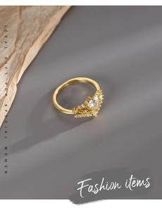 Detailansicht eines 18K Goldkronenrings mit Pavé-Zirkonia und zentralem Tropfenedelstein