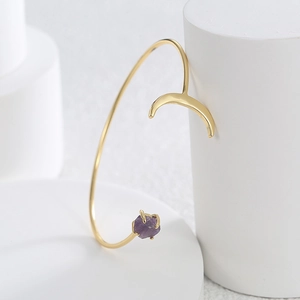 Minimalistisches goldenes Mondarmband für Damen mit natürlichem violettem Rohstein