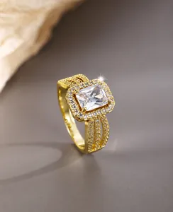 Détail d'une bague dorée avec un grand zircon rectangulaire et pavé de diamants