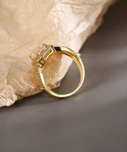 Vue détaillée de la bague plaquée or avec grand zircon carré et serti micro-pave chic