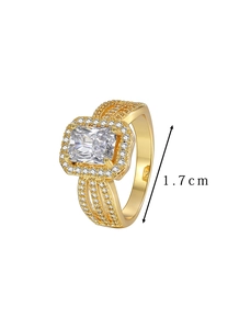 Détail de la bague plaquée or avec zircon rectangulaire et diamètre intérieur de 1,7 cm