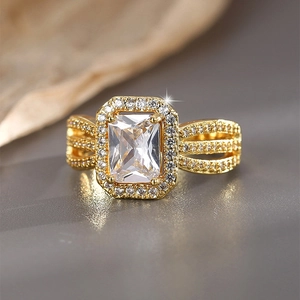 Bague élégante plaquée or avec un grand zircon carré et un anneau serti de trois rangées