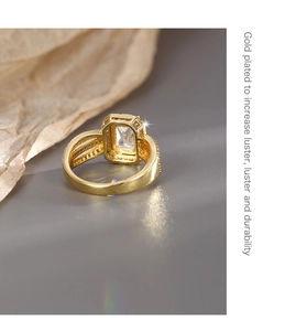 Détail macro d'une bague plaquée or avec un grand zircon rectangulaire et un design évidé