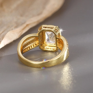 Bague plaquée or avec grand zircon rectangulaire et sertissage vintage sur fond gris