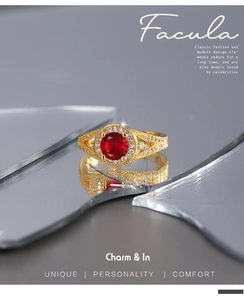 Détail macro de bague dorée de luxe avec zircon rouge et pavage de diamants micro