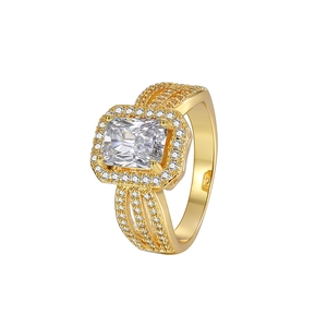 Bague luxueuse plaquée or avec grand zircon carré et pierres sur anneau à trois rangs