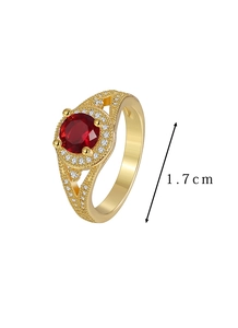 Vue détaillée d'une bague dorée avec zircon rouge et pavage de pierres blanches