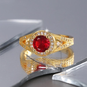 Bague design français en or 18 carats avec zircon rouge rond et cristaux blancs