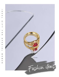 Détail de la bague en or avec zircon rouge rond et pavé de pierres sur miroir
