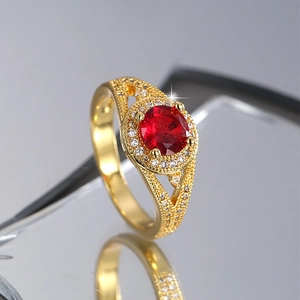 Bague en or élégante avec grande pierre rouge et pavé de diamants au design ajouré vintage