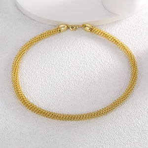 Minimalistisches Goldgeflecht Halsband mit Karabinerverschluss auf weißem Hintergrund