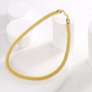 Minimalistisches goldene Netzhalskette auf weißen zylindrischen Sockeln präsentiert