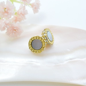 Orecchini rotondi vintage in oro con disco grigio e bordo di strass scintillanti