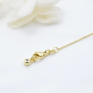 Verstelbare gouden balketting met karabijnsluiting en blauw-witte accentbedel
