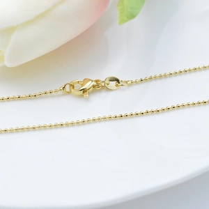 Collana a catena con sfere placcata oro 18k con chiusura a moschettone su ceramica