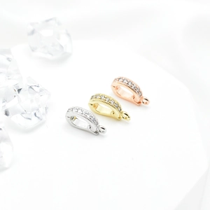 Detalle de cierres pavé chapados en oro con circonitas en plata, oro y oro rosa fino