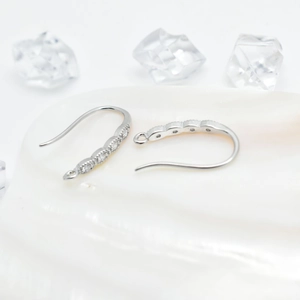 Détail de crochets d'oreilles en argent S925 avec zircons pour bijoux DIY