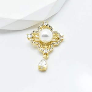 Eleganter Anhänger aus 18 Karat vergoldetem Kleeblatt mit Perle und glänzenden Zirkonen