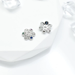 Exquisite blumenförmige versilberte Perlen-Abstandshalter mit bunten Steinen für DIY-Schmuck