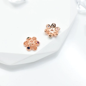 Exquisite hohle Roségold-Blütenabstandshalter mit farbenfrohen Mikro-Zirkonia