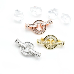 Trois fermoirs ronds pour bijoux en or rose, or et argent avec zircons incrustés